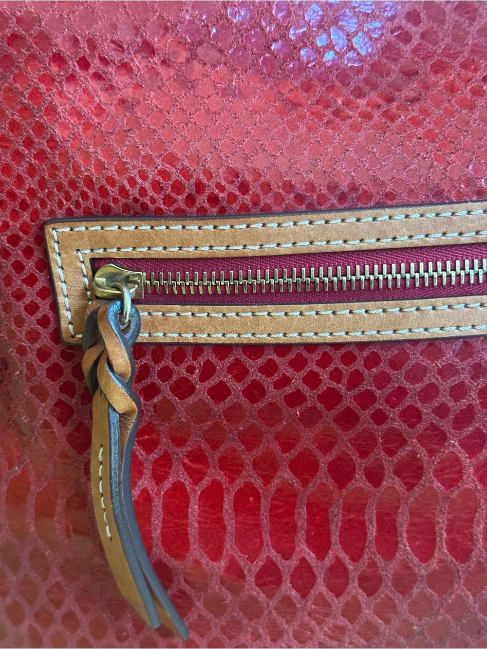 Dooney & Bourke Red & Tan Embossed Leather Shoulder Bag w/keychain - Picture 11 of 16